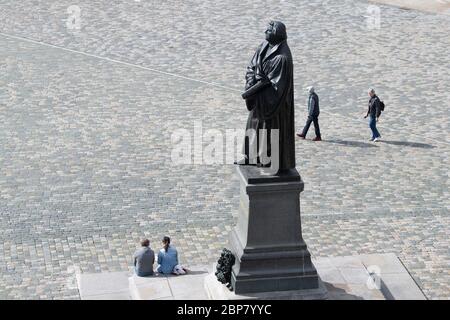 16. Mai 2020, Sachsen, Dresden: Passanten sitzen am Fuße der Lutherdenkmal am Neumarkt. Foto: Sebastian Kahnert/dpa-Zentralbild/dpa Stockfoto