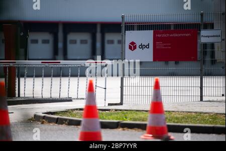 18. Mai 2020, Nordrhein-Westfalen, Hückelhoven-Hilfarth: Auf dem Gelände der DPD Paketzustellgesellschaft hängt ein Schild mit der Aufschrift "Herzlich Wollkommen". Der Paketzusteller DPD hat seinen Standort in Hückelhoven im Kreis Heinsberg mit 400 Mitarbeitern aufgrund eines Corona-Ausbruchs vorübergehend geschlossen. Foto: Jonas Güttler/dpa Stockfoto