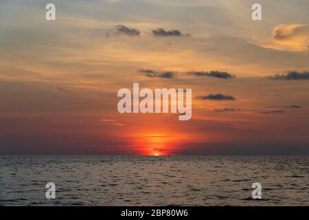 Landschaft Sonnenuntergang auf der Insel Phu Quoc, Vietnam. Reise- und Naturkonzept. Abendhimmel, Wolken, Sonne und Meerwasser Stockfoto