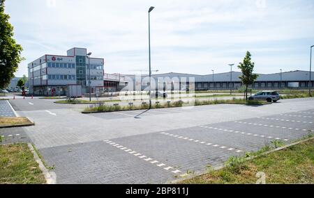 18. Mai 2020, Nordrhein-Westfalen, Hückelhoven-Hilfarth: Der Parkplatz vor dem Haus des Paketzustellers DPD ist weitgehend leer. Der Paketzusteller DPD hat seinen Standort in Hückelhoven im Kreis Heinsberg mit 400 Mitarbeitern aufgrund eines Corona-Ausbruchs vorübergehend geschlossen. Foto: Jonas Güttler/dpa Stockfoto