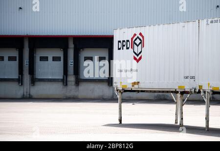 18. Mai 2020, Nordrhein-Westfalen, Hückelhoven-Hilfarth: Ein Container mit der Bezeichnung DPD steht auf dem leeren Hof des Paketzustellers DPD. Das Logistikunternehmen hat seinen Standort in Hückelhoven im Kreis Heinsberg mit 400 Mitarbeitern aufgrund eines Corona-Ausbruchs vorübergehend geschlossen. Foto: Jonas Güttler/dpa Stockfoto