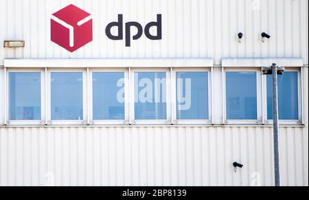 18. Mai 2020, Nordrhein-Westfalen, Hückelhoven-Hilfarth: Ein Mitarbeiter sitzt in seinem Büro des Paketzustellers DPD. Das Logistikunternehmen hat seinen Standort in Hückelhoven im Kreis Heinsberg mit 400 Mitarbeitern aufgrund eines Corona-Ausbruchs vorübergehend geschlossen. Foto: Jonas Güttler/dpa Stockfoto