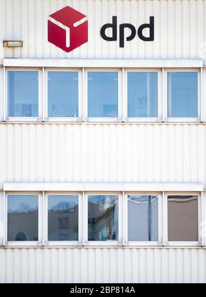 18. Mai 2020, Nordrhein-Westfalen, Hückelhoven-Hilfarth: Ein Mitarbeiter sitzt in seinem Büro des Paketzustellers DPD. Das Logistikunternehmen hat seinen Standort in Hückelhoven im Kreis Heinsberg mit 400 Mitarbeitern aufgrund eines Corona-Ausbruchs vorübergehend geschlossen. Foto: Jonas Güttler/dpa Stockfoto