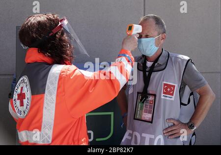 Fotograf beim Temperaturtest vor dem Fußball 1. Bundesliga-Stadion, 26. Spieltag, TSG 1899 Hoffenheim (1899) - Hertha BSC Berlin (B), am 16. Mai 2020 in Sinsheim/Deutschland. Foto: ThorstenWagner/Witters/Pool via FOTOAGENTUR SVEN SIMON. Nur für journalistische Zwecke! Nur für redaktionelle Verwendung! ## gemäß den Anforderungen der DFL Deutsche Fußball Liga ist es untersagt, im Stadion Fotos und/oder Fotos des Spiels in Form von Sequenzbildern und/oder videoähnlichen Fotoserien zu verwenden oder zu machen. Die DFL-Bestimmungen verbieten die Verwendung von Fotos als Bild Stockfoto