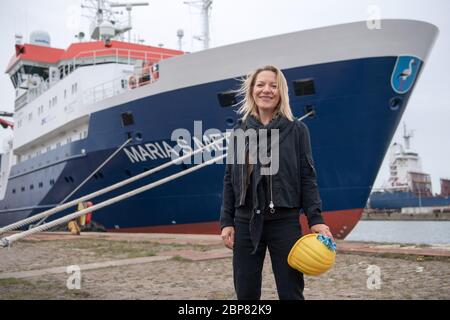 Bremerhaven, Deutschland. Mai 2020. Antje Boetius, Direktorin des Alfred-Wegener-Instituts, steht vor dem deutschen Forschungsschiff "Maria S. Merian". Zwei Forschungsschiffe starten von Bremerhaven in Richtung Arktis. An Bord sind rund 100 Wissenschaftler, die das derzeitige Personal des Eisbrechers Polarstern ersetzen sollen. Das neue Team hatte die letzten zwei Wochen wegen der Corona-Pandemie in Bremerhaven in Quarantäne verbracht. Quelle: Sina Schuldt/dpa/Alamy Live News Stockfoto