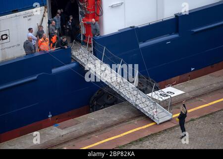 Bremerhaven, Deutschland. Mai 2020. Antje Boetius, Direktorin des Alfred-Wegener-Instituts, winkt den Expeditionsteilnehmern auf dem deutschen Forschungsschiff "Maria S. Merian" zu. Zwei Forschungsschiffe starten von Bremerhaven in Richtung Arktis. An Bord sind etwa 100 Wissenschaftler, die das derzeitige Personal des Eisbrechers Polarstern ersetzen sollen. Das neue Team hatte die letzten zwei Wochen wegen der Corona-Pandemie in Bremerhaven in Quarantäne verbracht. Quelle: Sina Schuldt/dpa/Alamy Live News Stockfoto