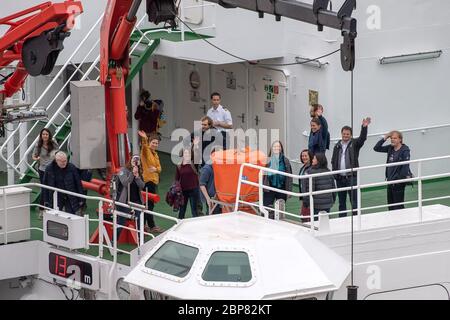 Bremerhaven, Deutschland. Mai 2020. Expeditionsteilnehmer winken vom deutschen Forschungsschiff 'Maria S. Merian'. Zwei Forschungsschiffe starten von Bremerhaven in Richtung Arktis. An Bord sind etwa 100 Wissenschaftler, die das derzeitige Personal des Eisbrechers Polarstern ersetzen sollen. Das neue Team hatte die letzten zwei Wochen wegen der Corona-Pandemie in Bremerhaven in Quarantäne verbracht. Quelle: Sina Schuldt/dpa/Alamy Live News Stockfoto