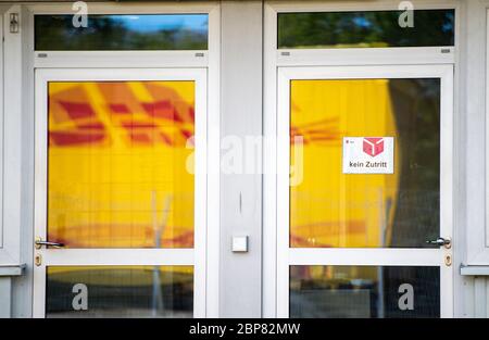 18. Mai 2020, Nordrhein-Westfalen, Hückelhoven-Hilfarth: Am DPD-Paketzustellort hängt ein Schild mit der Aufschrift "No Access" in einer Tür, im Fenster spiegelt sich ein gelber Anhänger des DHL-Paketzustellers. Das Logistikunternehmen hat seinen Standort in Hückelhoven im Kreis Heinsberg mit 400 Mitarbeitern aufgrund eines Corona-Ausbruchs vorübergehend geschlossen. Foto: Jonas Güttler/dpa Stockfoto