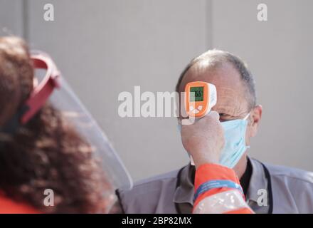 Fotograf beim Temperaturtest vor dem Fußball 1. Bundesliga-Stadion, 26. Spieltag, TSG 1899 Hoffenheim (1899) - Hertha BSC Berlin (B), am 16. Mai 2020 in Sinsheim/Deutschland. Foto: ThorstenWagner/Witters/Pool via FOTOAGENTUR SVEN SIMON. Nur für journalistische Zwecke! Nur für redaktionelle Verwendung! ## gemäß den Anforderungen der DFL Deutsche Fußball Liga ist es untersagt, im Stadion Fotos und/oder Fotos des Spiels in Form von Sequenzbildern und/oder videoähnlichen Fotoserien zu verwenden oder zu machen. Die DFL-Bestimmungen verbieten die Verwendung von Fotos als Bild Stockfoto
