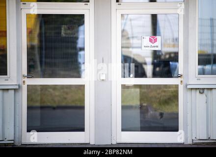 18. Mai 2020, Nordrhein-Westfalen, Hückelhoven-Hilfarth: Am DPD-Paketzustellort hängt ein Schild mit der Aufschrift "No Access" in einer Tür. Das Logistikunternehmen hat seinen Standort in Hückelhoven im Kreis Heinsberg mit 400 Mitarbeitern aufgrund eines Corona-Ausbruchs vorübergehend geschlossen. Foto: Jonas Güttler/dpa Stockfoto