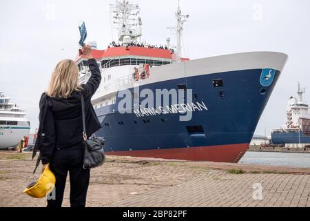 Bremerhaven, Deutschland. Mai 2020. Antje Boetius, Direktorin des Alfred-Wegener-Instituts, winkt den Expeditionsteilnehmern auf dem deutschen Forschungsschiff "Maria S. Merian" zu.zwei Forschungsschiffe starten von Bremerhaven in Richtung Arktis. An Bord sind etwa 100 Wissenschaftler, die das derzeitige Personal des Eisbrechers Polarstern ersetzen sollen. Das neue Team hatte die letzten zwei Wochen wegen der Corona-Pandemie in Bremerhaven in Quarantäne verbracht. Quelle: Sina Schuldt/dpa/Alamy Live News Stockfoto