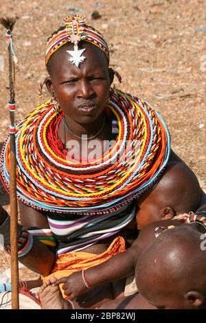 Porträt einer Samburu Maasai Frau. Samburu Maasai eine ethnische Gruppe von halbnomadischen Menschen, die in Samburu, Kenia, fotografiert wurden Stockfoto