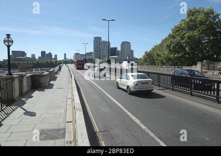 Der Verkehr auf der Waterloo Bridge in London, der nur auf Personen beschränkt ist, die zu Fuß, mit dem Fahrrad oder mit Bussen unterwegs sind, ist mit erweiterten Gehwegen zwischen den belebten Bahnhöfen und ihren Arbeitsplätzen sicher zu reisen, da die Coronavirus-Einschränkung langsam allmählich nachlässt. Stockfoto