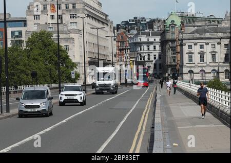 Der Verkehr auf der Waterloo Bridge in London, der nur auf Personen beschränkt ist, die zu Fuß, mit dem Fahrrad oder mit Bussen unterwegs sind, ist mit erweiterten Gehwegen zwischen den belebten Bahnhöfen und ihren Arbeitsplätzen sicher zu reisen, da die Coronavirus-Einschränkung langsam allmählich nachlässt. Stockfoto