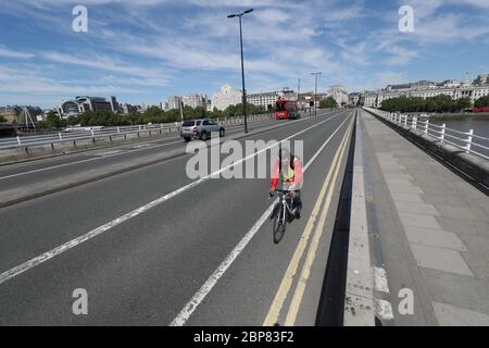 Der Verkehr auf der Waterloo Bridge in London, der nur auf Personen beschränkt ist, die zu Fuß, mit dem Fahrrad oder mit Bussen unterwegs sind, ist mit erweiterten Gehwegen zwischen den belebten Bahnhöfen und ihren Arbeitsplätzen sicher zu reisen, da die Coronavirus-Einschränkung langsam allmählich nachlässt. Stockfoto