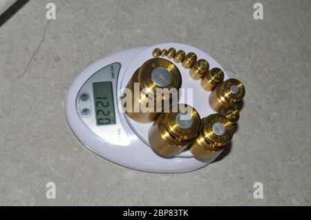 Präzisionsgewichte mit unterschiedlichem Wert und einer digitalen Skala Stockfoto