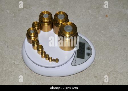 Präzisionsgewichte mit unterschiedlichem Wert und einer digitalen Skala Stockfoto