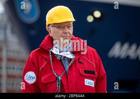 Bremerhaven, Deutschland. Mai 2020. Eberhard Kohlberg, medizinischer Koordinator der Mosaikexpedition, steht vor dem deutschen Forschungsschiff 'Maria S. Merian'. Zwei Forschungsschiffe starten von Bremerhaven in Richtung Arktis. An Bord sind etwa 100 Wissenschaftler, die das derzeitige Personal des Eisbrechers Polarstern ersetzen sollen. Das neue Team hatte die letzten zwei Wochen wegen der Corona-Pandemie in Bremerhaven in Quarantäne verbracht. Quelle: Sina Schuldt/dpa/Alamy Live News Stockfoto