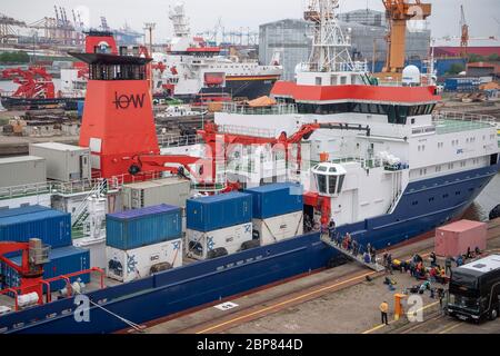 Bremerhaven, Deutschland. Mai 2020. Die Expeditionsteilnehmer besteigen die deutschen Forschungsschiffe 'Maria S. Merian' (vorne) und 'Sonne'. Zwei Forschungsschiffe starten von Bremerhaven in Richtung Arktis. An Bord sind etwa 100 Wissenschaftler, die das derzeitige Personal des Eisbrechers Polarstern ersetzen sollen. Das neue Team hatte die letzten zwei Wochen wegen der Corona-Pandemie in Bremerhaven in Quarantäne verbracht. Quelle: Sina Schuldt/dpa/Alamy Live News Stockfoto