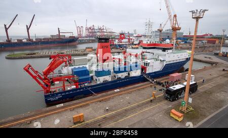 Bremerhaven, Deutschland. Mai 2020. Die Expeditionsteilnehmer besteigen die deutschen Forschungsschiffe 'Maria S. Merian' (vorne) und 'Sonne'. Zwei Forschungsschiffe starten von Bremerhaven in Richtung Arktis. An Bord sind etwa 100 Wissenschaftler, die das derzeitige Personal des Eisbrechers Polarstern ersetzen sollen. Das neue Team hatte die letzten zwei Wochen wegen der Corona-Pandemie in Bremerhaven in Quarantäne verbracht. Quelle: Sina Schuldt/dpa/Alamy Live News Stockfoto