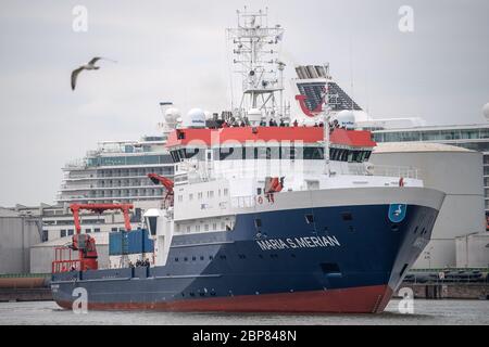 Bremerhaven, Deutschland. Mai 2020. Das deutsche Forschungsschiff 'Maria S. Merian' verlässt den Hafen. Zwei Forschungsschiffe starten von Bremerhaven in Richtung Arktis. An Bord sind etwa 100 Wissenschaftler, die das derzeitige Personal des Eisbrechers Polarstern ersetzen sollen. Das neue Team hatte die letzten zwei Wochen wegen der Corona-Pandemie in Bremerhaven in Quarantäne verbracht. Quelle: Sina Schuldt/dpa/Alamy Live News Stockfoto