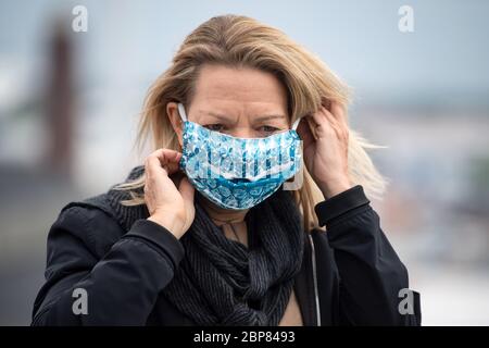 Bremerhaven, Deutschland. Mai 2020. Antje Boetius, Direktorin des Alfred-Wegener-Instituts, zieht eine Schutzmaske an. Zwei Forschungsschiffe fuhren von Bremerhaven in Richtung Arktis. An Bord sind etwa 100 Wissenschaftler, die das derzeitige Personal des Eisbrechers Polarstern ersetzen sollen. Das neue Team hatte die letzten zwei Wochen wegen der Corona-Pandemie in Bremerhaven in Quarantäne verbracht. Quelle: Sina Schuldt/dpa/Alamy Live News Stockfoto