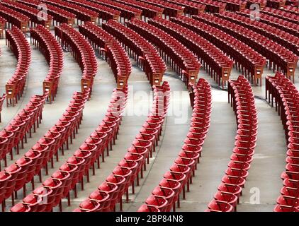 Reihen von roten Stühlen im Millennium Park Jay Pritzker Pavilion in der Innenstadt von Chicago, Illinois, USA Stockfoto