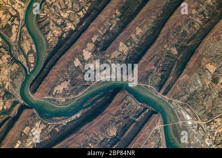 Der Susquehanna River, der 444 Meilen von Upstate New York nach Maryland fließt, bevor er in die Chesapeake Bay abfließt, durchschneidet die Falten der Valley-and-Ridge Provinz der Appalachian Mountains in diesem Foto, das von der Crew der Internationalen Raumstation aufgenommen wurde. Die Provinz Valley-and-Ridge ist ein Abschnitt des größeren Appalachian Mountain Belt zwischen dem Appalachian Plateau und den physiographischen Provinzen Blue Ridge. Die nordöstlich-südwestlich verlaufenden Bergrücken bestehen aus frühpaläozoischen Sedimentgesteinen. Die Täler zwischen ihnen wurden aus weicheren Felsen (Kalkstein und Schiefer Stockfoto