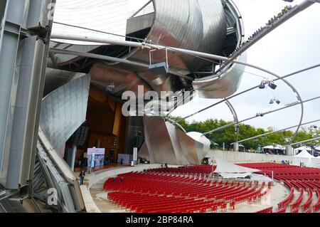 Reihen von roten Stühlen im Millennium Park Jay Pritzker Pavilion in der Innenstadt von Chicago, Illinois, USA Stockfoto