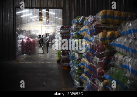 Jakarta, Indonesien. Mai 2020. Lebensmittel für bedürftige Familien werden in einem Lager in Jakarta, Indonesien, 18. Mai 2020 gelagert. Indonesische Beamte haben geschworen, im Zuge des Ausbruchs der COVID-19 und der anhaltenden Trockenzeit eine ausreichende Nahrungsmittelversorgung für die Menschen im ganzen Land sicherzustellen. Kredit: Zulkarnain/Xinhua/Alamy Live News Stockfoto