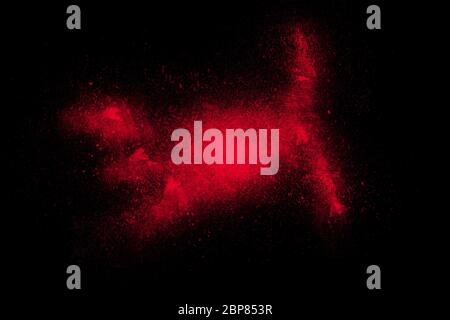 Einfrieren Bewegung von roten bunten Pulverfarbe explodieren isoliert auf schwarzem dunklen Hintergrund. Abstraktes Design der roten Farbe Staubwolke. Partikelexplosion en Stockfoto