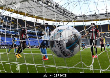 16.05.2020, xjhx, Fußball 1.Bundesliga, 26.Matchday, Eintracht Frankfurt - Borussia Mönchengladbach. Tor zu 0: 2 von Marcus Thuram (Borussia Mönchengladbach), Aktion, Torschuss. Heckklappe Kamera, Heckklappe Perspektive. Foto: Jan Hübner/Pool via FOTOAGENTUR SVEN SIMON nur für journalistische Zwecke. Nur für redaktionelle Verwendung. (DFL/DFB-BESTIMMUNGEN VERBIETEN DIE VERWENDUNG VON FOTOS ALS BILDSEQUENZEN UND/ODER QUASI-VIDEO). Weltweit verwendet Stockfoto