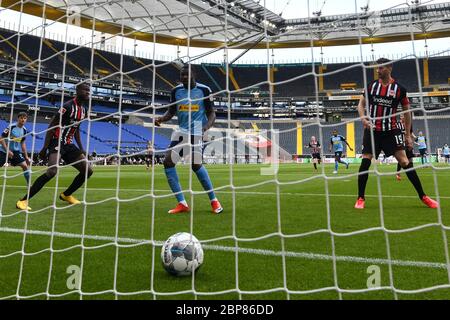 16.05.2020, xjhx, Fußball 1.Bundesliga, 26.Matchday, Eintracht Frankfurt - Borussia Mönchengladbach. Tor zu 0: 2 von Marcus Thuram (Borussia Mönchengladbach), Aktion, Torschuss. Heckklappe Kamera, Heckklappe Perspektive. Foto: Jan Hübner/Pool via FOTOAGENTUR SVEN SIMON nur für journalistische Zwecke. Nur für redaktionelle Verwendung. (DFL/DFB-BESTIMMUNGEN VERBIETEN DIE VERWENDUNG VON FOTOS ALS BILDSEQUENZEN UND/ODER QUASI-VIDEO). Weltweit verwendet Stockfoto