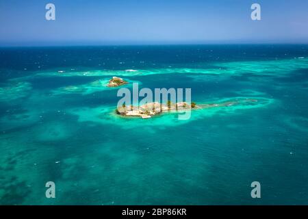 Luftflug Drohne Blick auf die sonnige tropische Paradies Insel mit aqua blauen Himmel Meer Wasser Ozean. Insel mit Einfamilienhotel. Stockfoto