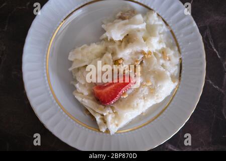 Traditionelle Türkische Ramadan Dessert Gullac . Es wird mit Gullac (Reiswaffel oder Reispapier Blätter), Milch, Rosenwasser, Walnuss, Vanille hergestellt. Stockfoto