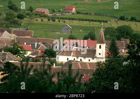 Sibiu County, Transylvania, Rumänien. Blick über Gura Raului Dorf, mit der orthodoxen Kirche aus dem 18. Jahrhundert im Zentrum. Stockfoto