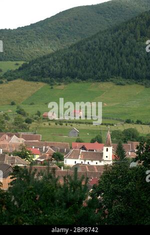 Sibiu County, Transylvania, Rumänien. Blick über Gura Raului Dorf, mit der orthodoxen Kirche aus dem 18. Jahrhundert im Zentrum. Stockfoto