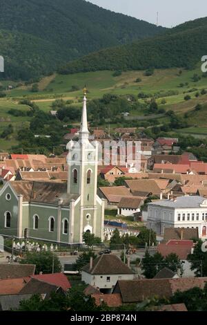 Sibiu County, Transylvania, Rumänien. Blick über Gura Raului Dorf, mit der orthodoxen Kirche aus dem 19. Jahrhundert dominiert die Aussicht. Stockfoto