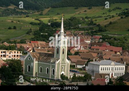 Sibiu County, Transylvania, Rumänien. Blick über Gura Raului Dorf, mit der orthodoxen Kirche aus dem 19. Jahrhundert dominiert die Aussicht. Stockfoto