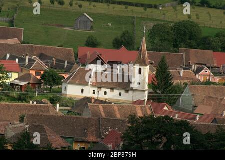 Sibiu County, Transylvania, Rumänien. Blick über Gura Raului Dorf, mit der orthodoxen Kirche aus dem 18. Jahrhundert im Zentrum. Stockfoto