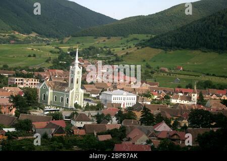 Sibiu County, Transylvania, Rumänien. Blick über Gura Raului Dorf, mit der orthodoxen Kirche aus dem 19. Jahrhundert dominiert die Aussicht. Stockfoto