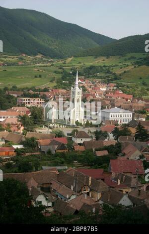 Sibiu County, Transylvania, Rumänien. Blick über Gura Raului Dorf, mit der orthodoxen Kirche aus dem 19. Jahrhundert dominiert die Aussicht. Stockfoto