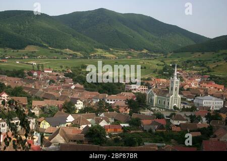 Sibiu County, Transylvania, Rumänien. Blick über Gura Raului Dorf, mit der orthodoxen Kirche aus dem 19. Jahrhundert dominiert die Aussicht. Stockfoto