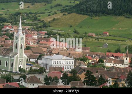 Sibiu County, Transylvania, Rumänien. Blick über Gura Raului Dorf, mit der orthodoxen Kirche aus dem 19. Jahrhundert dominiert die Aussicht. Stockfoto