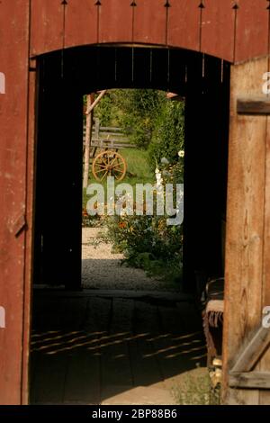 Durchgang zum Hinterhof eines traditionellen Hauses in Sibiu County, Siebenbürgen, Rumänien Stockfoto