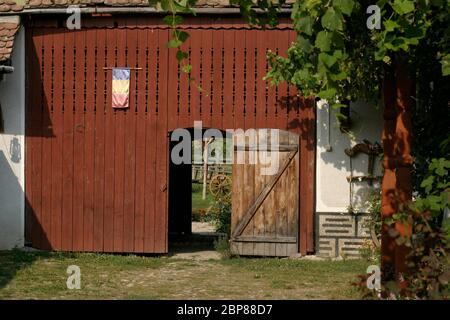 Geschnitzte Holzfassade in einem traditionellen Innenhof in Sibiu County, Rumänien. Stockfoto