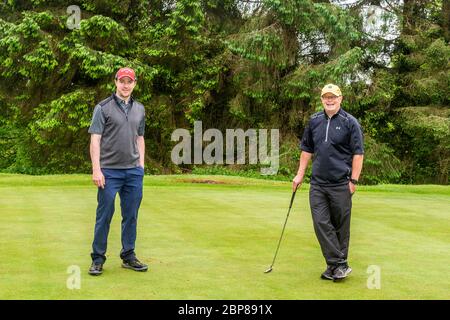 Clonakilty, West Cork, Irland. Mai 2020. Clonakilty Golf Club wurde heute als Teil der Ausfahrt von der Covid-19 Lockdown wieder eröffnet. Den ersten Tag zurück auf die Fairways genießen und gleichzeitig soziale Distanz halten, waren die Golfclub-Mitglieder James Coffey und Michael Healy. Credit: AG News/Alamy Live News Stockfoto