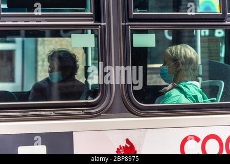Montreal, CA - 17. Mai 2020: STM-Buspassagiere mit Gesichtsmasken während der Covid 19-Pandemie Stockfoto