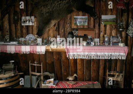 Traditionelles Handwerk und Artefakte als Dekor in einem rustikalen Restaurant in Sibiu County, Siebenbürgen, Rumänien Stockfoto