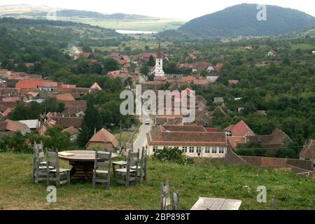 Sibiel, Siebenbürgen, Rumänien. Blick über das historische Dorf von einem nahegelegenen Hügel. Stockfoto